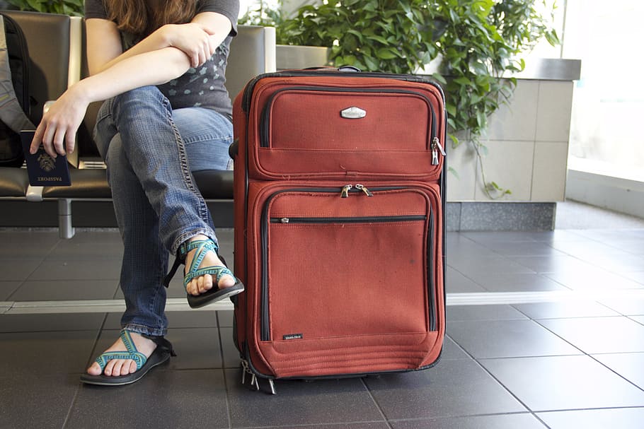You are currently viewing 8 Things You Should Pack In Your Carry-On Bag For Travelling